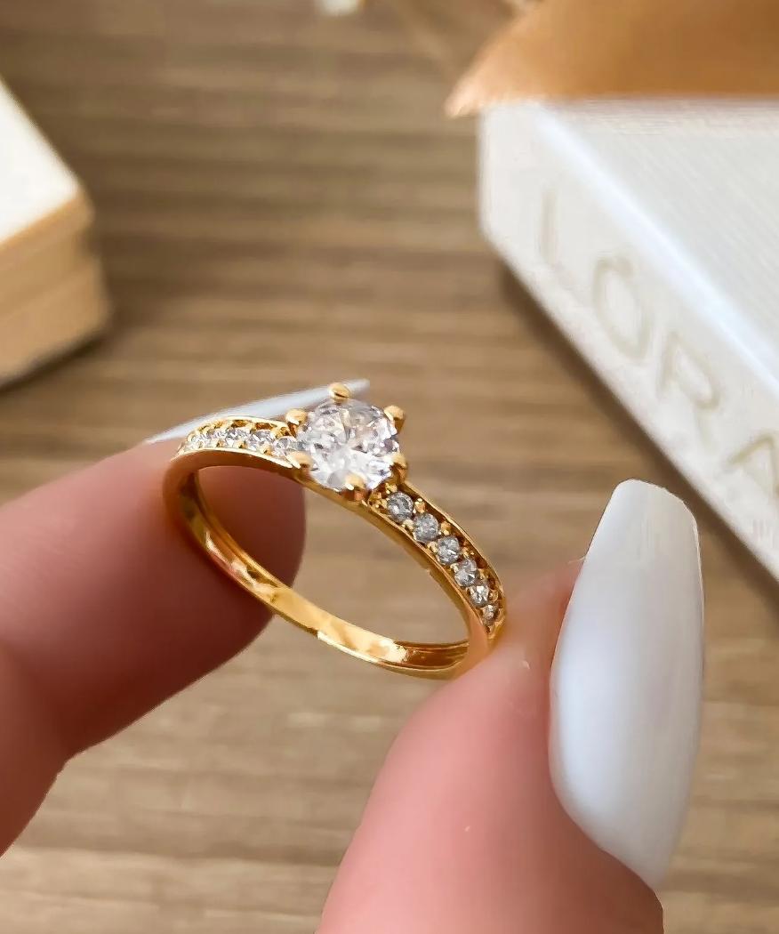 Anel solitário banhado a ouro 18k com pedra central em cristal e pavê nas laterais