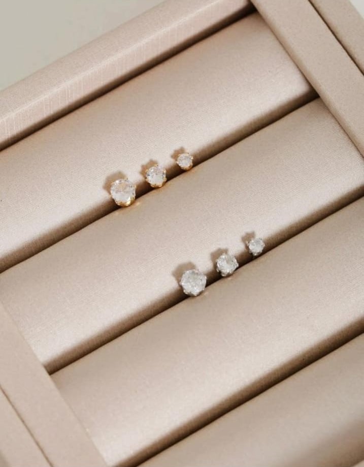Par de brincos ponto de luz com cristal redondo, disponível em dourado e prateado